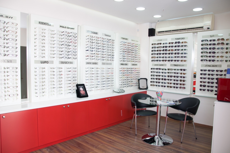 opticien-VALBONNE-min_store-office-interior-design-brand-optometrist-design-809393-pxhere.com